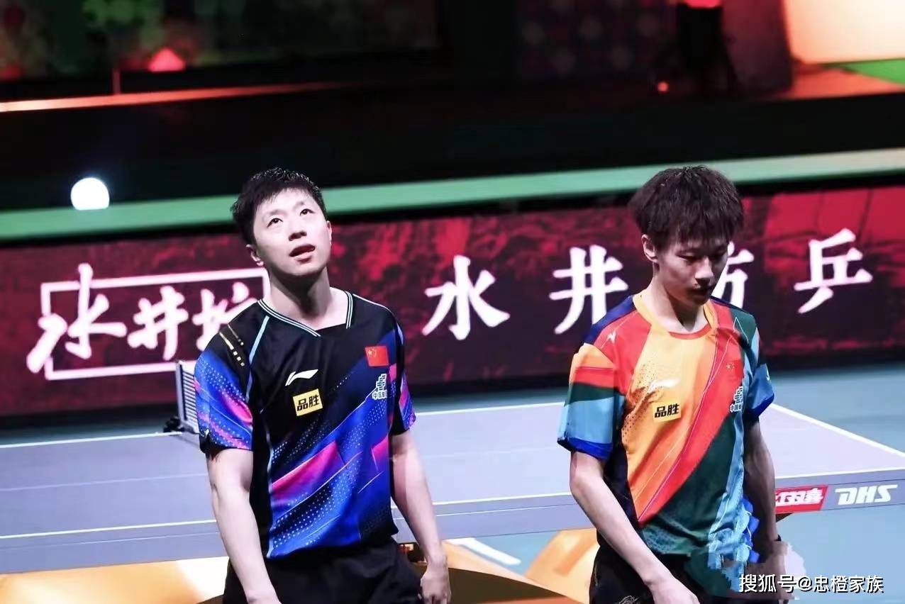 在一块场记板上，写着;片名李娜，导演陈可辛的字样，时间为12月12日